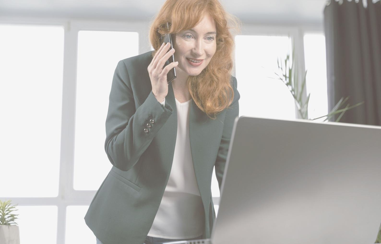 Ambiente di lavoro workshop con postazioni professionali per modellazione 3D